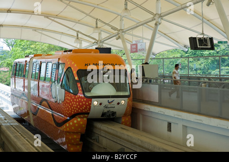 Treno monorotaia a Hang Tuah stazione, vicino a Bukit Bintang e Pudu, Kuala Lumpur, Malesia; asiatica del trasporto pubblico in Asia Foto Stock