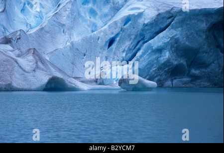 Blu ghiaccio del ghiacciaio Briksdalsbreen una linguetta di Jostedalsbreen in Norvegia Foto Stock