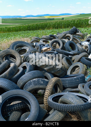 Vecchia auto pneumatici oggetto di pratiche di dumping su terreno coltivato Alsace Francia Foto Stock