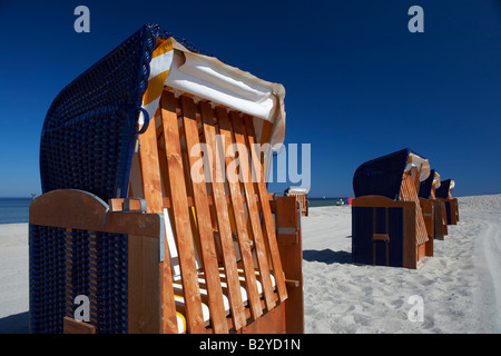 Chiuso sedie da spiaggia in Timmendorf su una mattina di sole, Germania Foto Stock