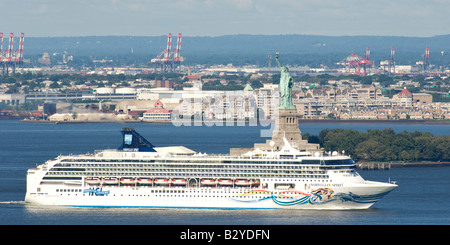 La nave di crociera passando la statua della libertà di entrare il porto di New York Foto Stock