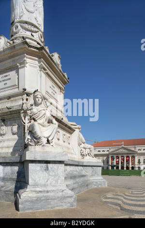 Praça Dom Pedro IV o Rossio e il Teatro Nacional de Dona Maria II o il Teatro Nazionale, Lisbona, Portogallo. Foto Stock