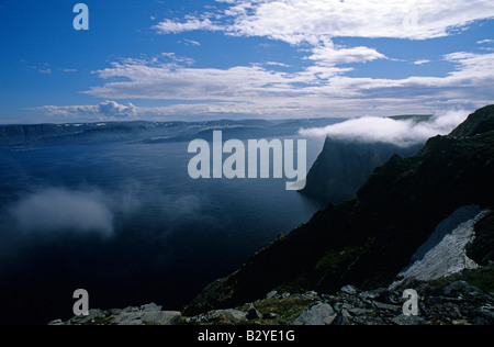 Norvegia Nordkapp fiordo orientale e nuvole Foto Stock