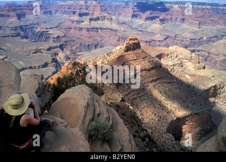 Un escursionista gode della vista da Ooh Ahh punto sulla South Kaibab Trail nel Grand Canyon Foto Stock