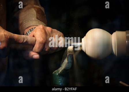 Un mans mani lavorando un tornio. Foto Stock