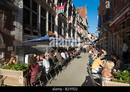 Cena presso il marciapiede ristoranti nella stretta strada pedonale di Muntstraat, Leuven, Belgio Foto Stock