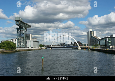 Ricerca di fiume per la gru Finneston l'arco di Glasgow Foto Stock