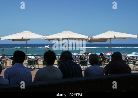 Street cafe sulla spiaggia di Las Canteras a Las Palmas di Gran Canaria Isole Canarie Spagna foto: pixstory / Alamy Foto Stock