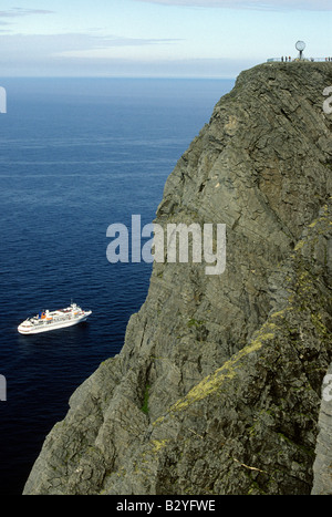 Norvegia Nordkapp il globo e la nave di crociera Foto Stock