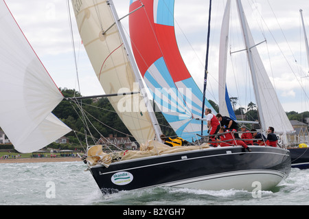 Prua di una barca da regata di attraversamento della linea di finitura vela Cowes Week Isola di Wight Foto Stock