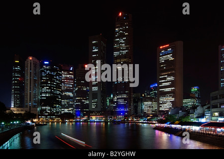 Alto edificio di luci e di riflessi sul Fiume Singapore Foto Stock