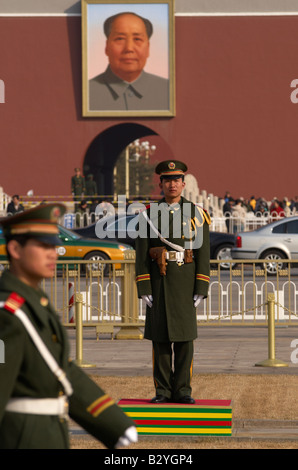 Poliziotti sul dazio in piazza Tiananmen nel cuore di Pechino con una immagine del Presidente Mao Zedong in background. Foto Stock