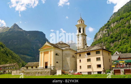 Chiesa barocca a Sonogno, in Val Verzasca, Tocino, alpi svizzere Foto Stock