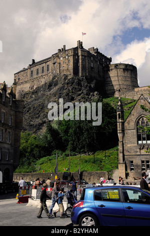 Il Castello di Edimburgo, Scozia come si vede dal Grassmarket Foto Stock