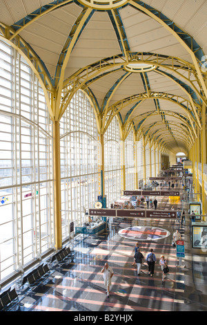 Passeggeri a piedi attraverso il terminal aeroportuale presso l'Aeroporto Nazionale Ronald Reagan di Washington (DCA) appena fuori Washington D.C. Foto Stock