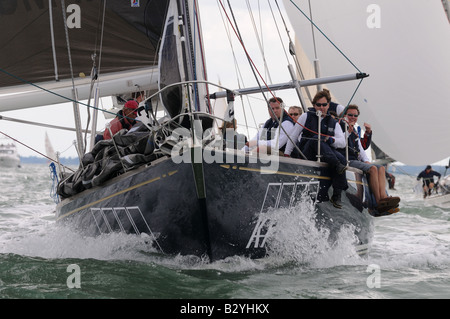 Prua dell'ocean racing yacht a vela KPMG Cowes Week Isola di Wight Foto Stock