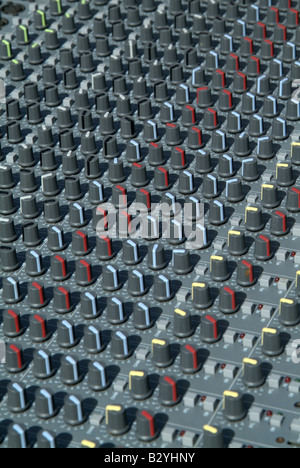 Manopole su un suono miscelazione scrivania Foto Stock