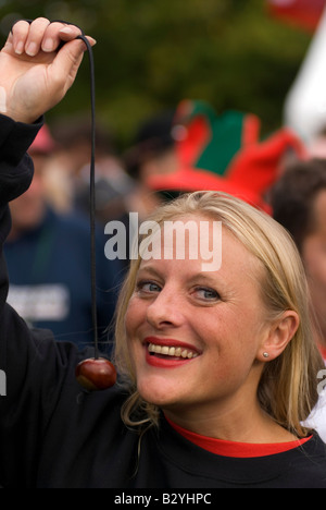 Sandy giardiniere vincitore del 42th World Conker campionati a Ashton Northamptonshire, domenica 8 ottobre 2006 Foto Stock