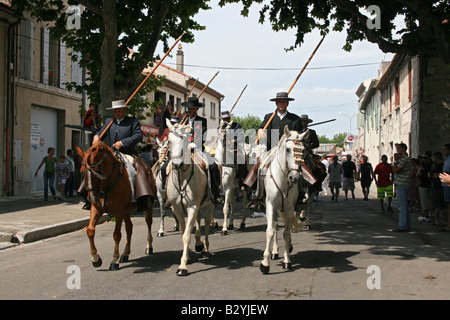 Fete de la Madeleine Beaucaire Gard Francia.Gli uomini cavalcare in città a caccia di vacche 85148 Beaucaire formato orizzontale Foto Stock