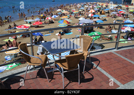 Street cafe sulla spiaggia di Las Canteras a Las Palmas di Gran Canaria Isole Canarie Spagna foto: pixstory / Alamy Foto Stock