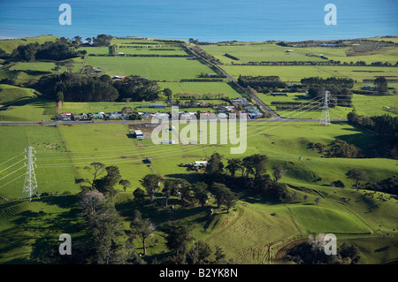 Tralicci elettrici e i terreni agricoli in prossimità di New Plymouth Taranaki Isola del nord della Nuova Zelanda antenna Foto Stock