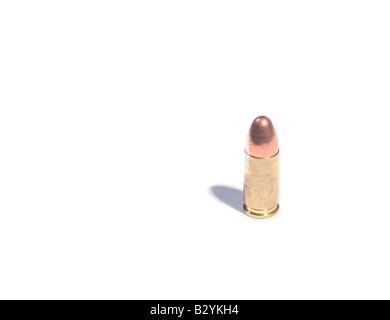 Oro e rame 9mm bullet cartuccia sul bianco ad alta sullo sfondo della chiave. Foto Stock