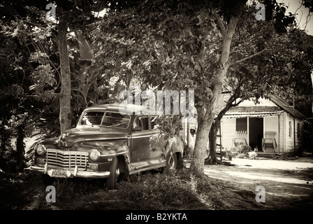 Vecchio classico 1950 s vintage americano auto parcheggiate fuori casa IN LEGNO IN VIÑALES AREA DI CUBA Foto Stock