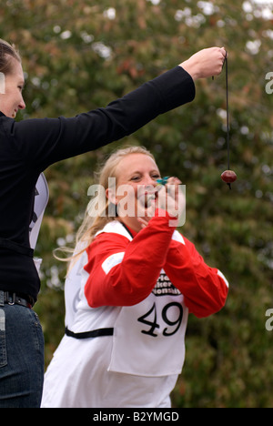 Sandy giardiniere vincitore del 42th World Conker campionati a Ashton Northamptonshire, domenica 8 ottobre 2006 Foto Stock