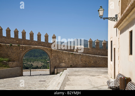 Il cortile e merlature del Santuario di Sant Salvador a Arta, Mallorca, Spagna. Foto Stock