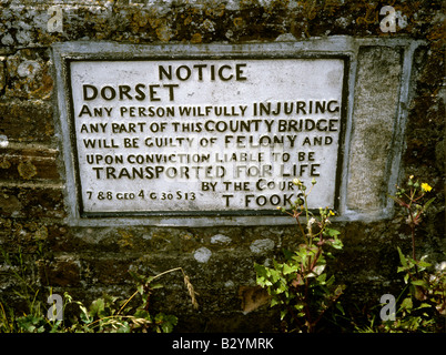 Regno Unito Inghilterra Dorset lana ponte sul fiume Frome trasporto segno di penalità Foto Stock