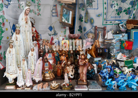 Piccolo negozio nelle isole Azzorre la vendita di figurine di Nostra Signora di Fatima (sinistra), e altri tipi di memorabilia Foto Stock