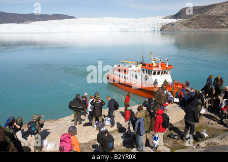 Sbarco di passeggeri a Camp Victor dal Eqip sermia ghiacciaio che è receeding rapidamente a causa del riscaldamento globale Foto Stock