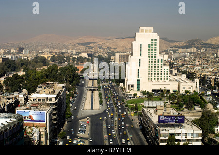 La Siria. Mattina di traffico su vasta Beirut Avenue nella parte moderna di Damasco Foto Stock