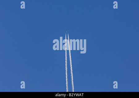 Jet Contrail nel cielo blu Foto Stock