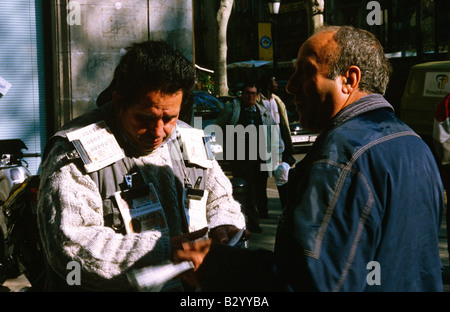 Un biglietto della lotteria fornitore a Beirut, in Libano. Foto Stock