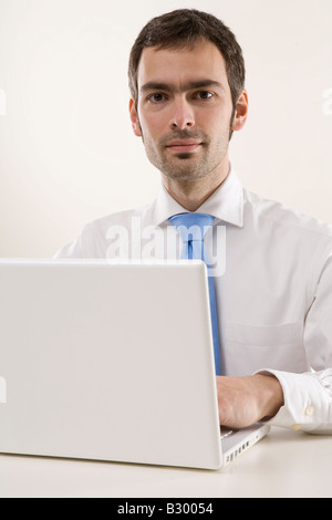 Uomo che utilizza il computer portatile Foto Stock