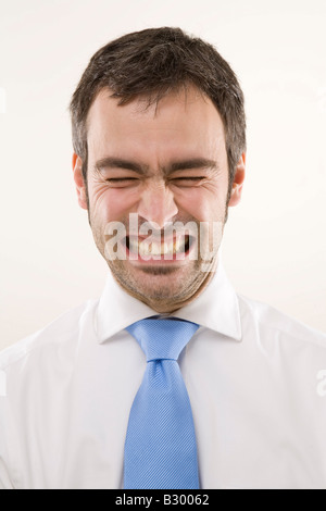 Uomo di denti di aggraffaggio Foto Stock