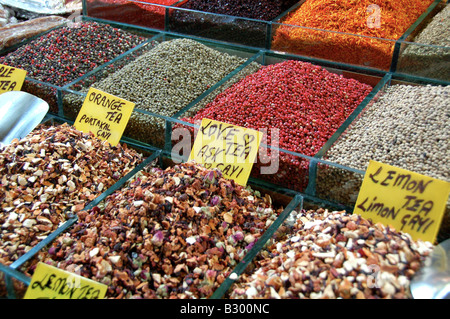 Spezie, tè e impulsi per la vendita presso l'Egiziano colorato Mercato delle Spezie di Istanbul del quartiere Eminonu. Foto Stock