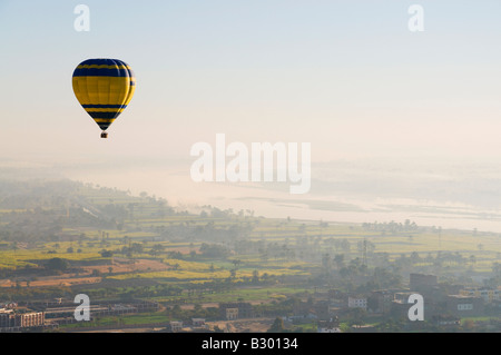 In mongolfiera ad aria calda sulla sponda ovest di Luxor, Egitto Foto Stock