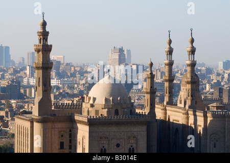 Vista della città e Sultan Moschea Hassan dalla Cittadella del Cairo, il Cairo, Egitto Foto Stock