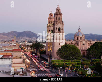 Avenida Madero e Morelia cattedrale, Morelia, Michoacan, Messico Foto Stock