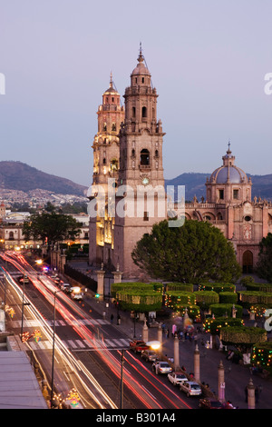 Avenida Madero e Morelia cattedrale, Morelia, Michoacan, Messico Foto Stock