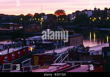 Case in barca sul fiume Tamigi in serata, vista dal ponte di Hammersmith. Londra, Regno Unito. Foto Stock
