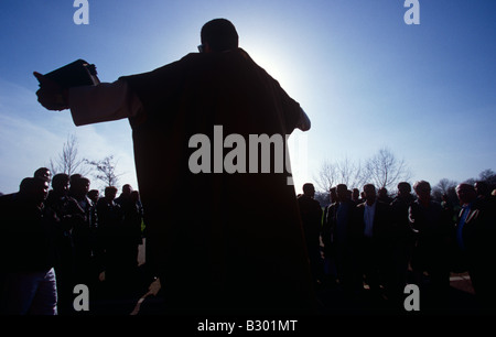 Silhouette of man at Speakers' Corner surrounded by spectators. Hyde Park, London, UK. Foto Stock