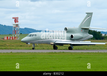 Dassault Falcon 50EX tre propulsori Jet sulla pista che arrivano all'Aeroporto di Inverness. Foto Stock