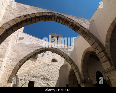 Patmos Grecia archi e campane al Monastero di San Giovanni il Teologo Foto Stock