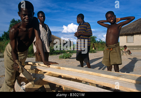 Gli uomini facendo una barca di legno in Malawi. Foto Stock