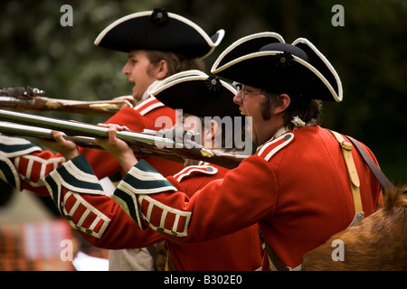 Membri della sessantottesima fanteria leggera Durham Visualizza Team replica usura uniformi della metà del XVIII secolo (c 1758). Foto Stock