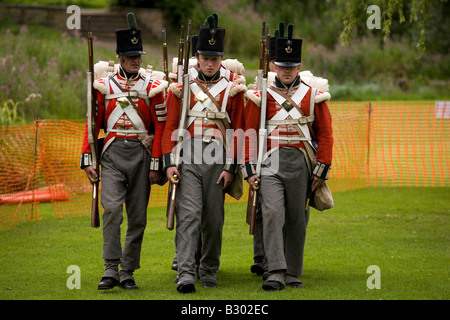 Membri della sessantottesima fanteria leggera Durham Visualizza Team replica usura uniformi della Guerra Napoleonica era. Foto Stock