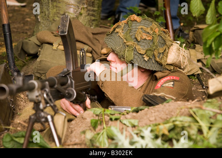 Membri della sessantottesima fanteria leggera Durham Visualizza Team replica usura uniformi della seconda guerra mondiale (1939-1945). Foto Stock